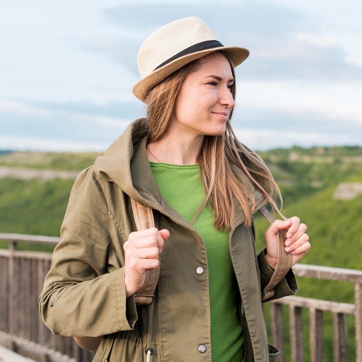 portrait-voyageur-chapeau-regarder-loin_23-2148588543